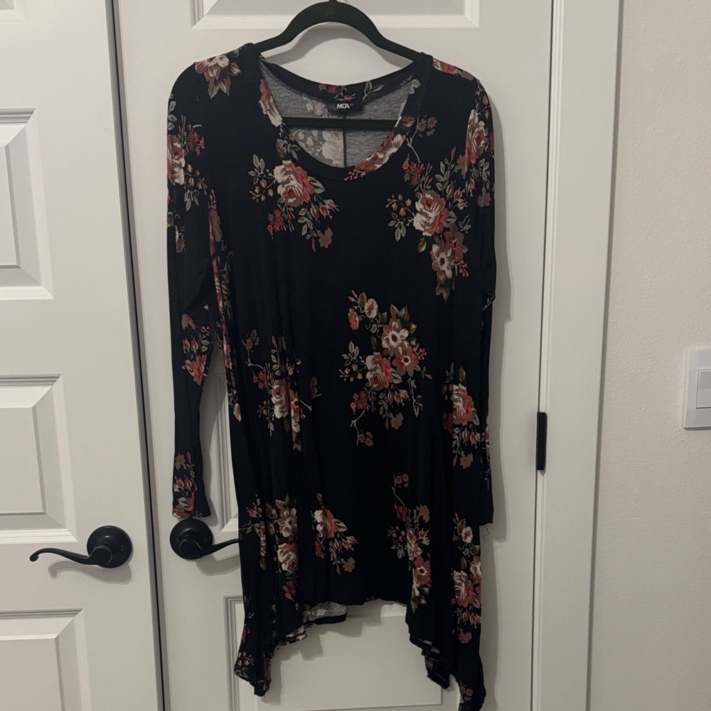 SALE 🎉 MOA USA Black Floral Tunic Top
